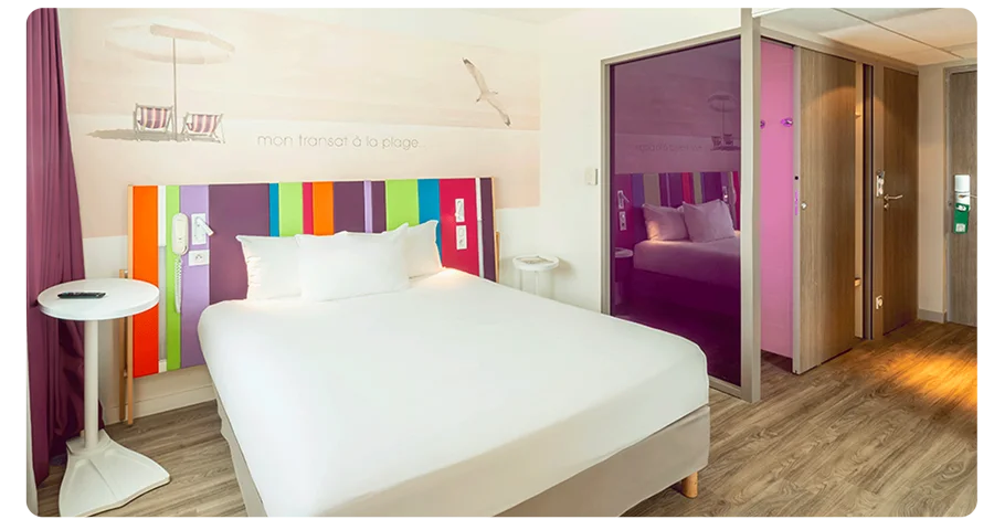 Chambre avec un lit double