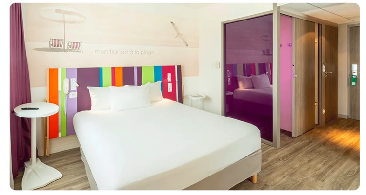 Chambre avec un lit double